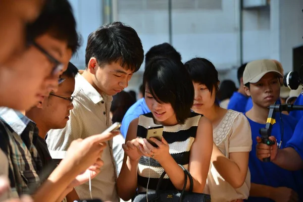 Los Clientes Prueban Teléfonos Inteligentes Iphone Una Apple Store Shanghai —  Fotos de Stock