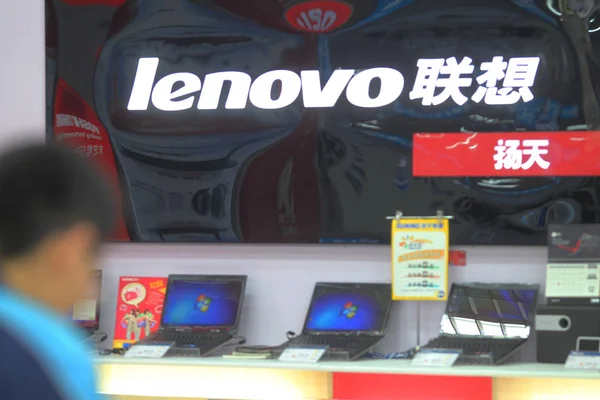 レノボのラップトップコンピュータは 2012年12月5日 中国東部江蘇省南通市の家電量販店で販売されています — ストック写真