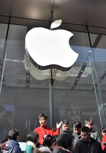 Пешеходы Проходят Мимо Магазина Apple Store Торговой Улице Nanjing Road — стоковое фото