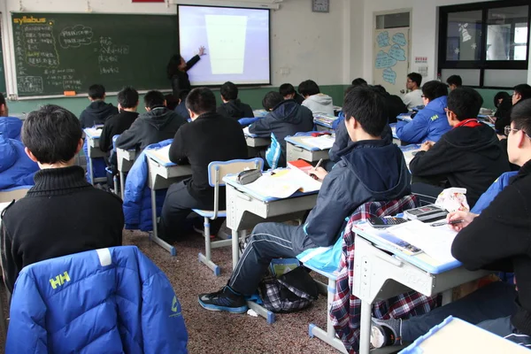 2013年2月27日 中国上海第八中学 中国高中生听老师讲课 — 图库照片