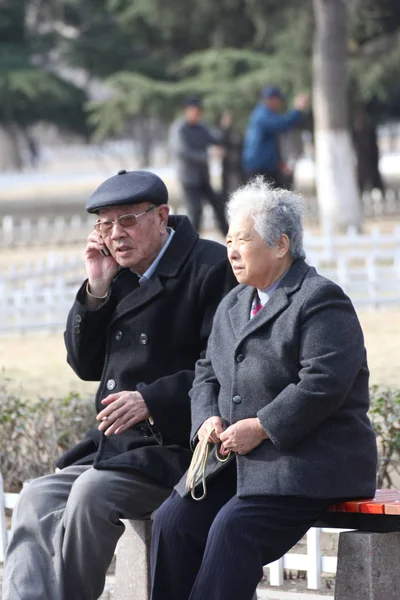 Una Pareja Ancianos Chinos Sientan Parque Ciudad Qingdao Este Provincia — Foto de Stock