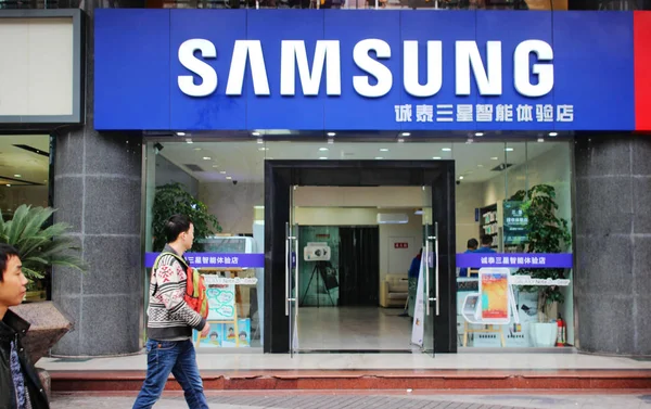 Fußgänger Gehen Einem Geschäft Mit Samsung Chongqing China November 2013 — Stockfoto