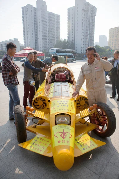 Çinli Ikamet Zhu Runqiang Sağ Onun Yapımı Jet Şeklinde Tekerlekli — Stok fotoğraf