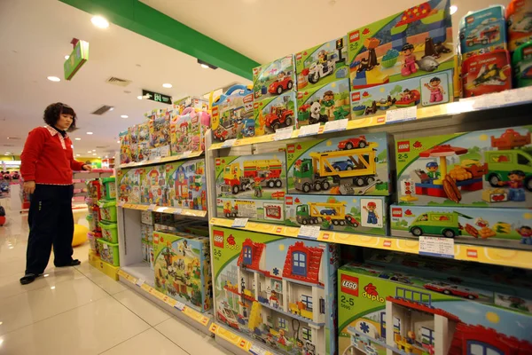 Працівник Розглядається Магазині Lego Торговому Центрі Шанхаї Китай Березня 2013 — стокове фото