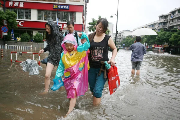 Los Peatones Caminan Por Una Carretera Inundada Después Fuertes Lluvias — Foto de Stock