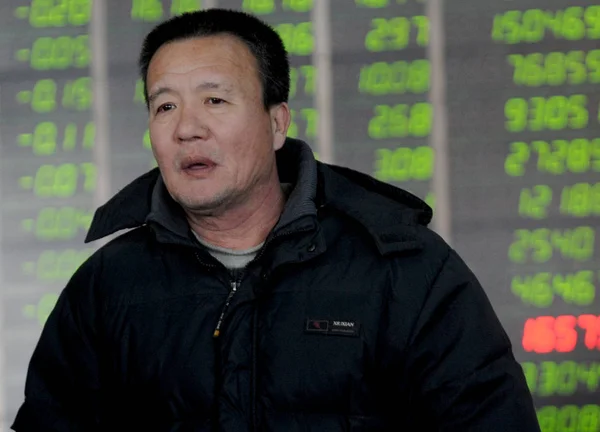 Китайські Інвестори Подивіться Ціни Акцій Зелений Ціни Падають Запас Брокерські — стокове фото