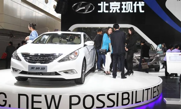 Gente Visita Stand Hyundai Durante Una Exposición Automóviles Zhengzhou Provincia — Foto de Stock