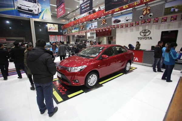 Clienti Guardano Auto Toyota Vios Una Concessionaria Auto Tianjin Cina — Foto Stock