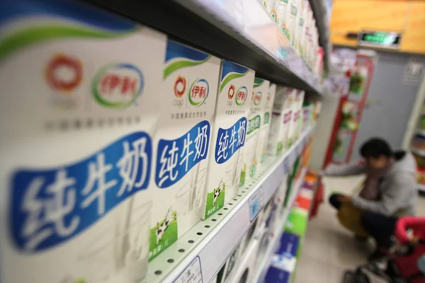 Kartonger Med Yili Pure Milk Visas Till Försäljning Stormarknad Nantong — Stockfoto