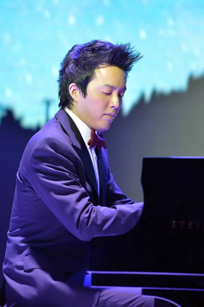 Čínský Pianista Yundi Provádí Během Phoenix Módní Volbou 2013 Pekingu — Stock fotografie