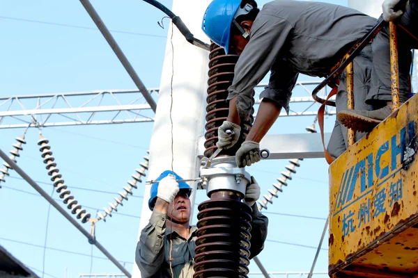 Electricistas Chinos Corporación Estatal Rejilla China Revisan Reparan Dispositivos Eléctricos —  Fotos de Stock