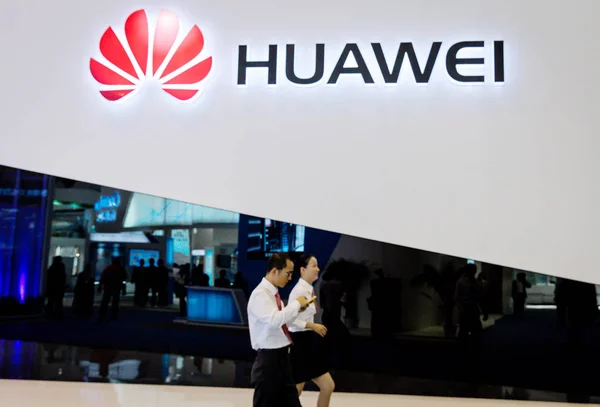 Los Visitantes Pasan Por Stand Huawei Durante Una Exposición Beijing — Foto de Stock