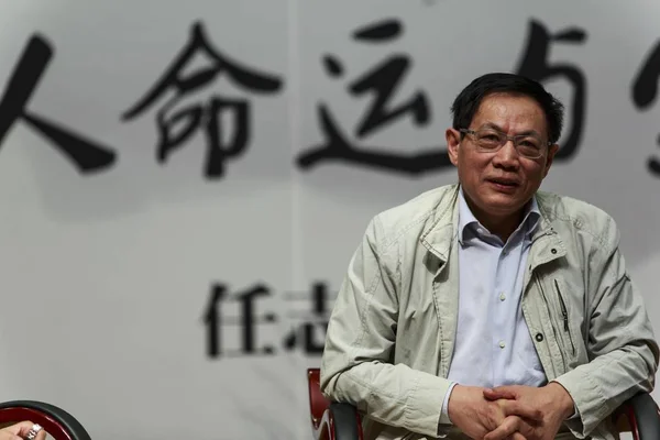北京华远集团董事长任志强于2013年10月21日在中国北京举行的一个论坛上合影 — 图库照片