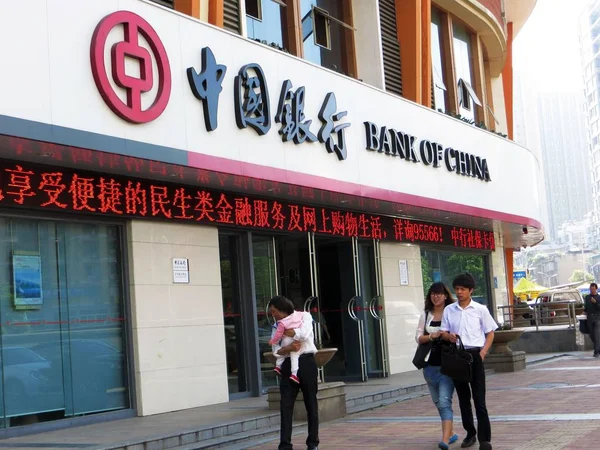 Pedestres Passam Por Uma Filial Banco China Yichang Província Central — Fotografia de Stock