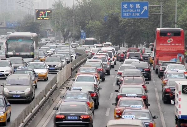 車やバスの大衆は 中国の道路上の交通渋滞で遅く移動します 2013年4月28日 — ストック写真