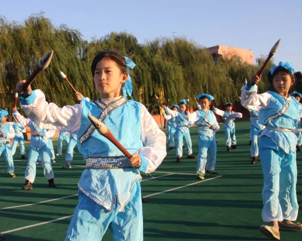 Junge Chinesische Studenten Praktizieren Kalligraphische Übungen Der Grundschule Des Dorfes — Stockfoto