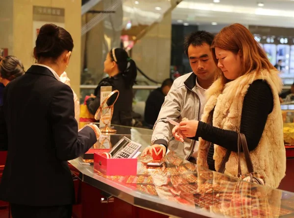 Clienti Cinesi Acquistano Ornamenti Oro Una Gioielleria Xuchang Provincia Centrale — Foto Stock
