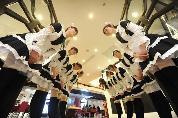Serveersters Gekleed Als Meiden Begroeten Klanten Een Cosplay Restaurant Yangzhou — Stockfoto