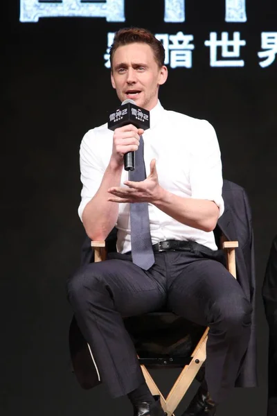 Den Engelske Skuespilleren Tom Hiddleston Taler Pressekonferanse Sin Nye Film – stockfoto
