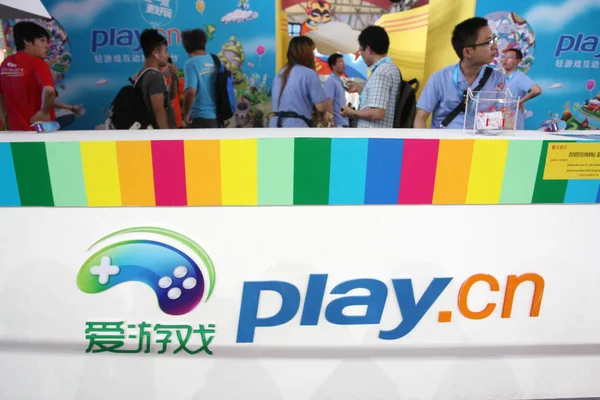 People Visit Stand Chinese Online Mobile Game Developer Operator Play — Stock Photo, Image