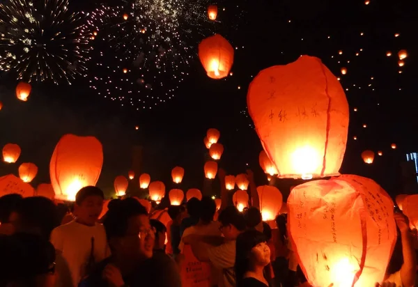 Local Citizens Release Sky Lanterns Celebrate Mid Autumn Festival Yichun — Stock Photo, Image