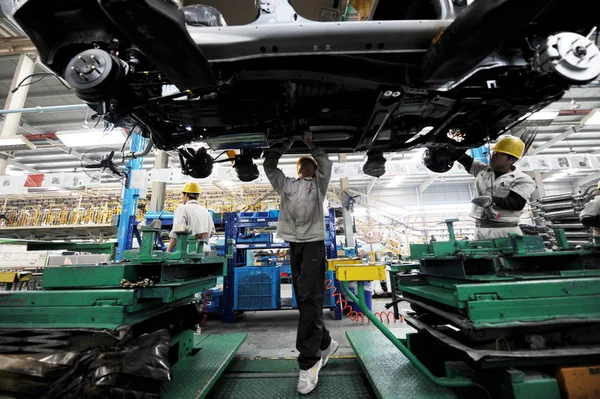 Trabalhadores Chineses Montar Carro Linha Montagem Uma Fábrica Automóveis Zotye — Fotografia de Stock