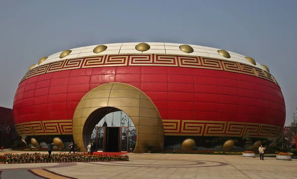 People Leave Meter High Drum Shaped Building Hefei East Chinas — Stock Photo, Image