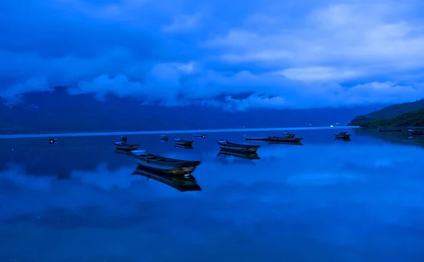 Barcos Madeira Misterioso Lago Lugu Situado Nas Montanhas Que Fazem — Fotografia de Stock