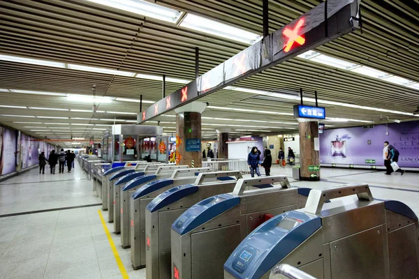 Una Fila Tornelli Sono Raffigurati Una Stazione Della Metropolitana Pechino — Foto Stock