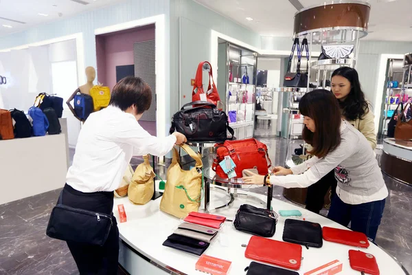 Clientes Compram Sacos Nas Recém Inauguradas Galeries Lafayette Flagship Shopping — Fotografia de Stock