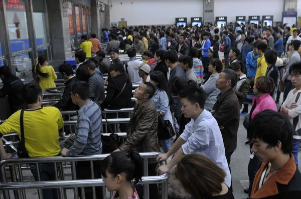 Passagerare För Att Köpa Tåg Biljetter Guiyang Järnvägs Stationen Guiyang — Stockfoto