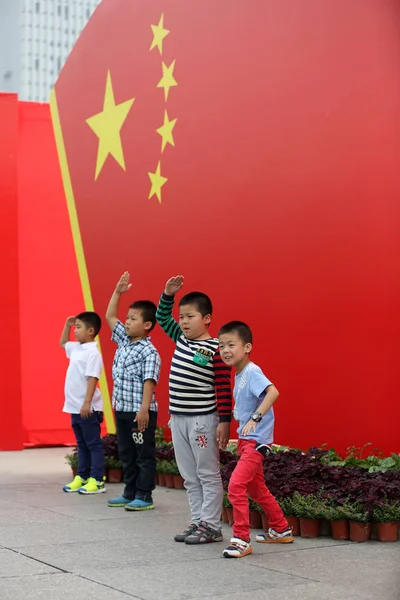 Kinesiska Barn Hyllar Flagga Höjande Ceremoni Nationaldagen Hangzhou East Chinas — Stockfoto