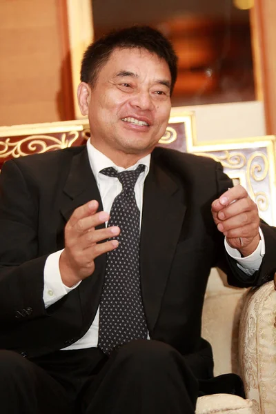 ニューホープグループのリウ ヨンガオ会長は 2013年9月25日 中国南西部の成都で開催された第12回世界中国起業家会議のフォーラムで講演する — ストック写真