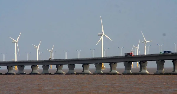 ファイル 2011 東中国浙江省杭州湾大橋の横にある塔が見風 — ストック写真