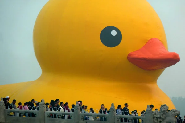 Tourists Look Yellow Rubber Duck Created Dutch Artist Florentijn Hofman — Stock Photo, Image