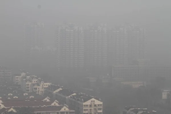 Edificios Residenciales Apartamentos Gran Altura Ven Vagamente Fuerte Smog Nanjing —  Fotos de Stock