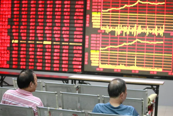 Chinese Investeerders Kijken Naar Een Aandelenindex Prijzen Van Aandelen Rood — Stockfoto