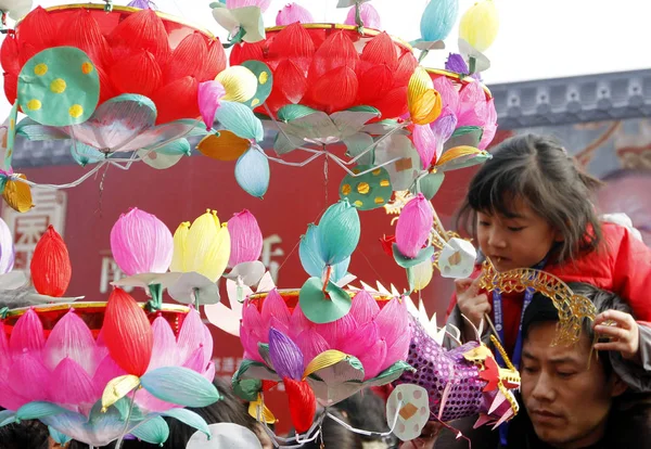 Hombre Chino Hija Compran Linternas Para Celebrar Festival Linterna Mercado — Foto de Stock