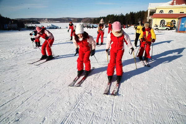 Los Turistas Chinos Disfrutan Esquiando Estación Esquí Internacional Longzhu Far — Foto de Stock