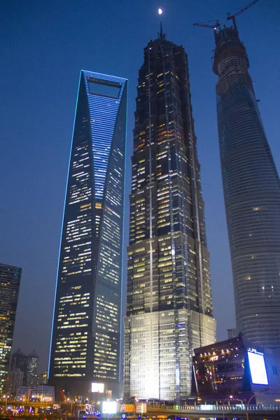 Vista Nocturna Del Distrito Financiero Lujiazui Con Torre Shanghai Derecha — Foto de Stock