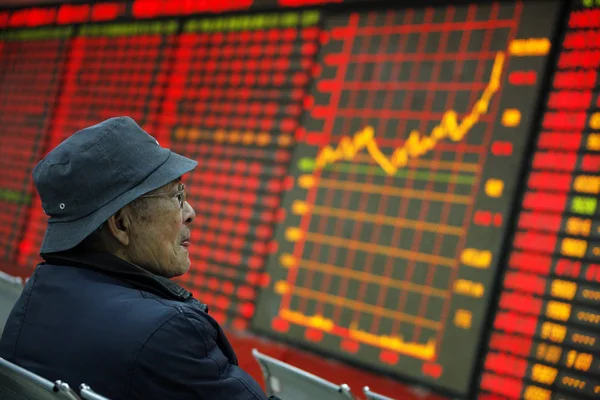 2012年2月2日 中国东部安徽省淮北市一家股票经纪公司的股价 价格上涨为红色 价格下跌为绿色 和股指 — 图库照片