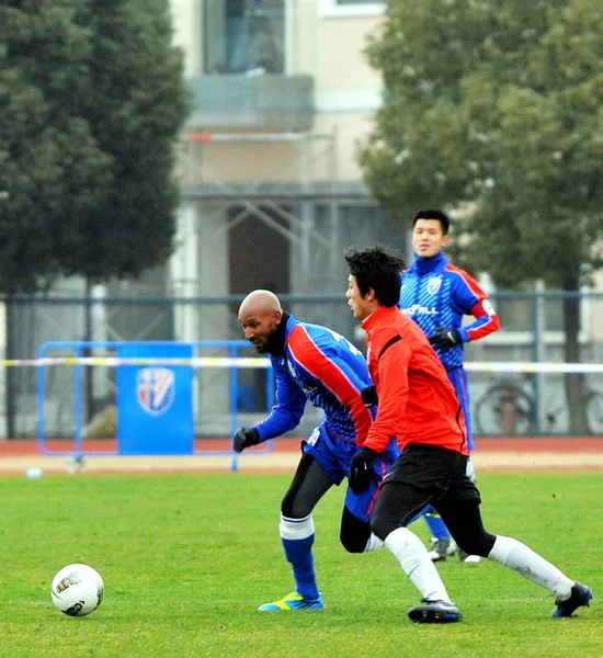 Nicolas Anelka Vom Shanghai Shenhua Fußballklub Links Fordert Einen Spieler — Stockfoto