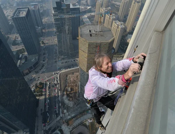 Hombre Araña Francés Alain Robert Está Escalando Edificio Shimao Horizon — Foto de Stock