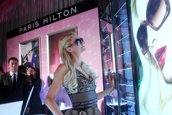 Amerikai Előkelőség Paris Hilton Jelent Napszemüveg Saját Márka Shanghai Kína — Stock Fotó