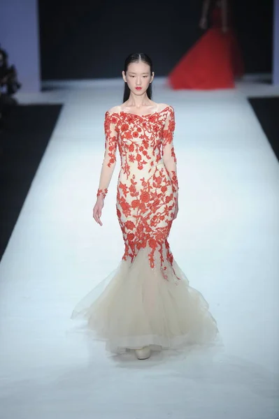 Model Displays New Creation Designer Peng Jing All White Haute — Stock Photo, Image