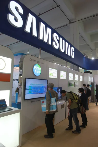 Les Gens Visitent Stand Samsung Lors Une Exposition Shanghai Chine — Photo