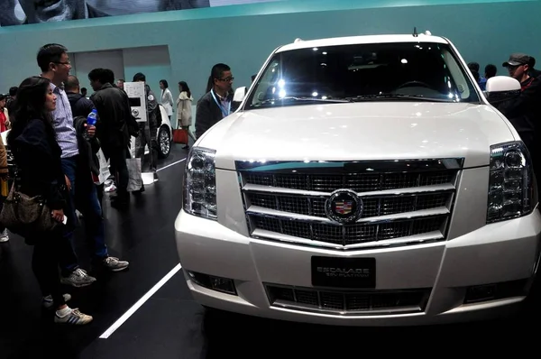 Pengunjung Melihat Escalade Cadillac Dari General Motors Selama Pameran Industri — Stok Foto