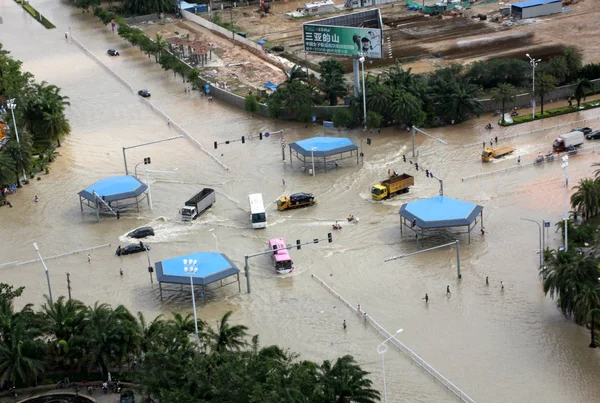 Транспортные Средства Путешествуют Затопленной Дороге Сильного Дождя Вызванного Тайфуном Хайянь — стоковое фото