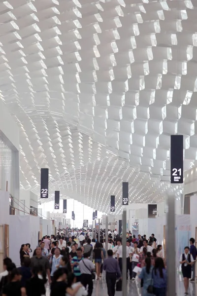 Pessoas Visitam Terminal Aeroporto Internacional Shenzhen Baoan Durante Julgamento Executado — Fotografia de Stock