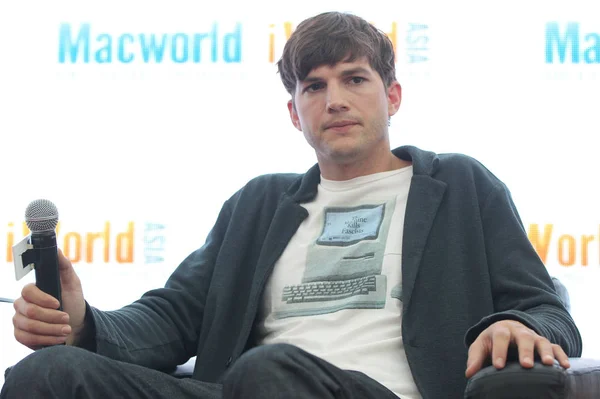 Actor Estadounidense Ashton Kutcher Escucha Durante Una Conferencia Prensa Nueva — Foto de Stock